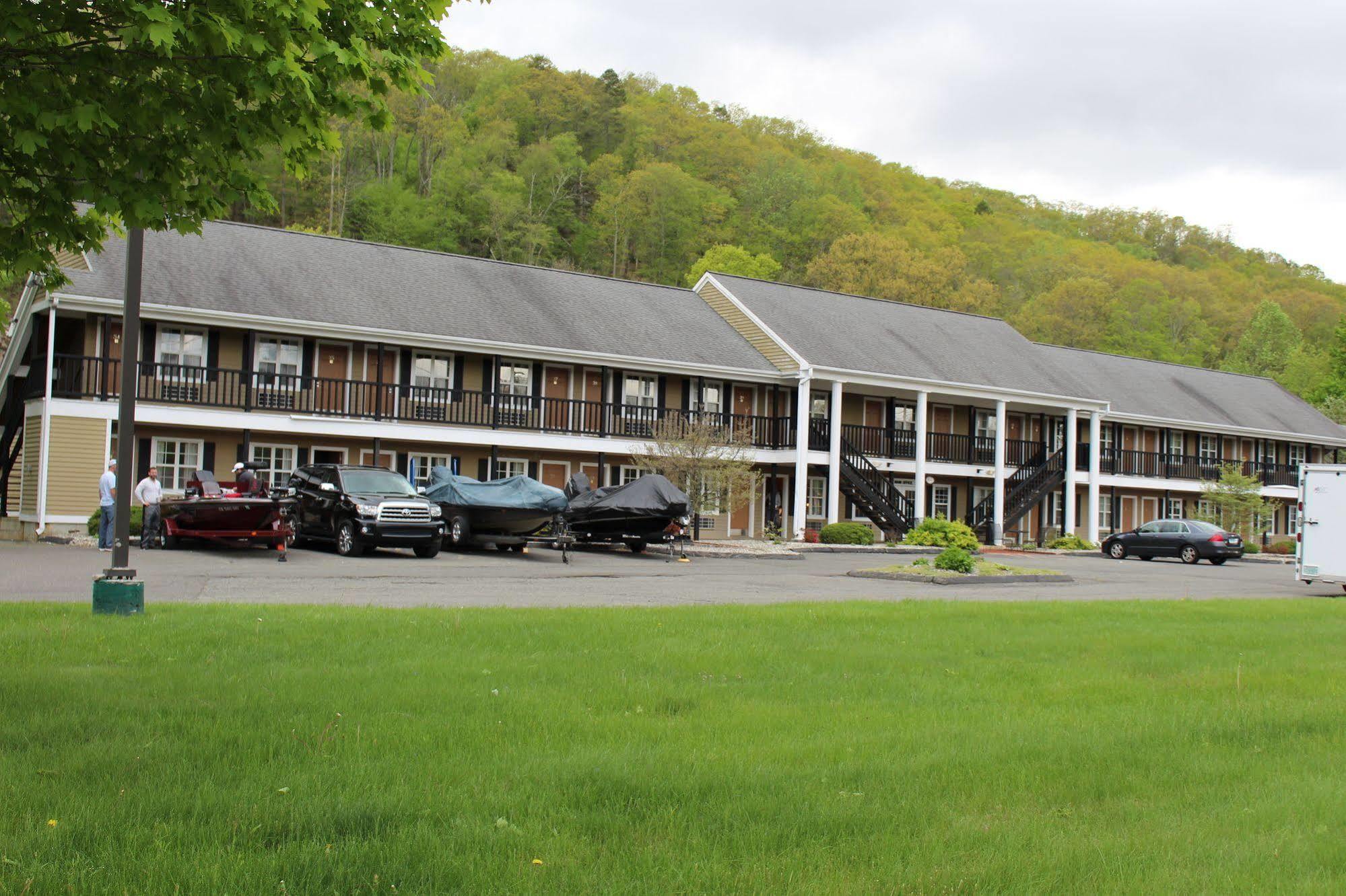 Brookfield Newbury Inn מראה חיצוני תמונה