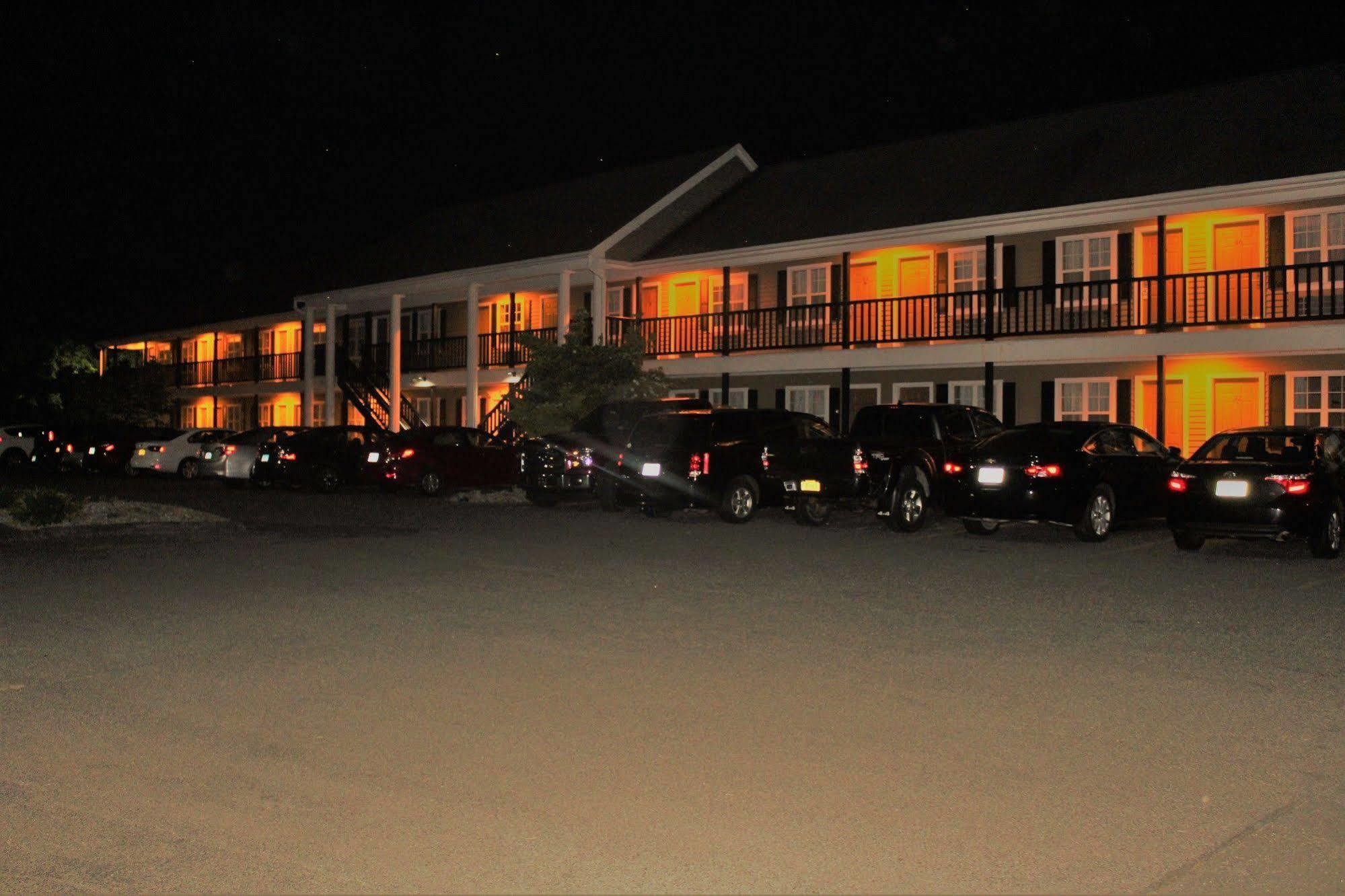 Brookfield Newbury Inn מראה חיצוני תמונה