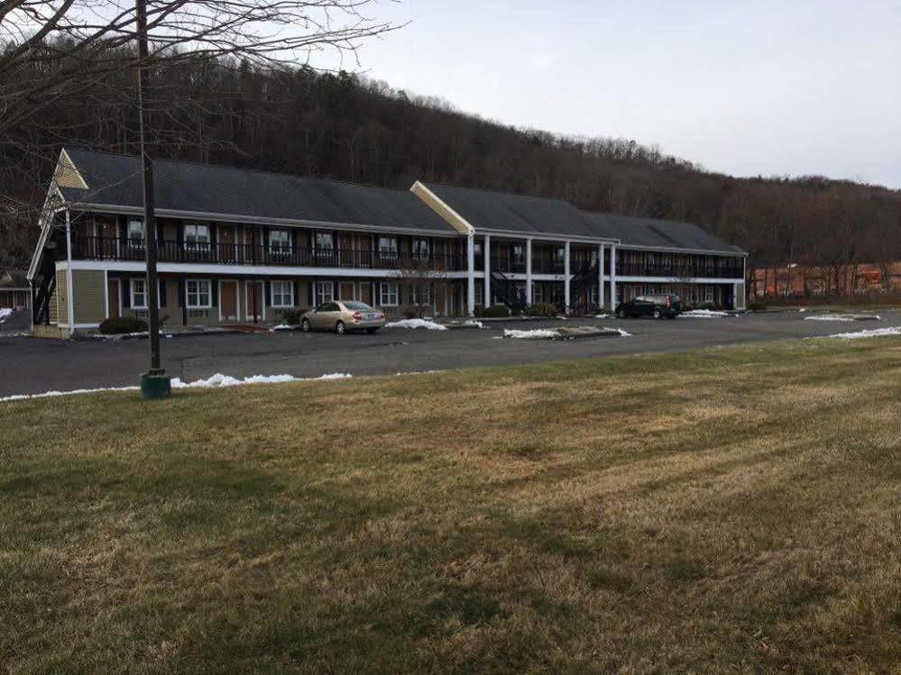 Brookfield Newbury Inn מראה חיצוני תמונה