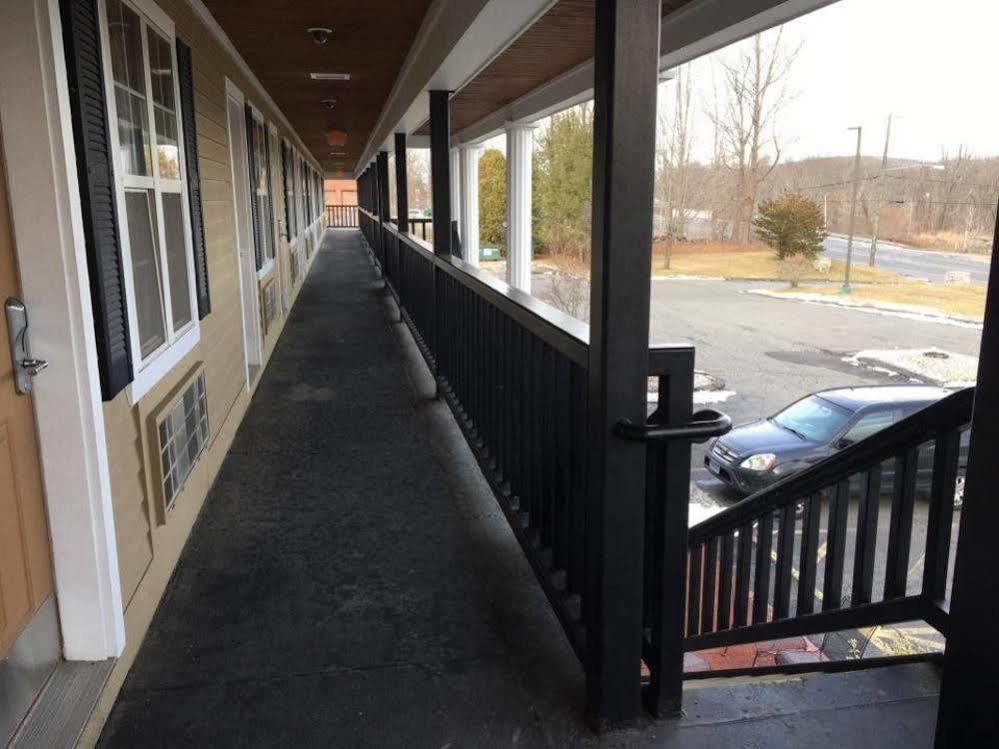 Brookfield Newbury Inn מראה חיצוני תמונה